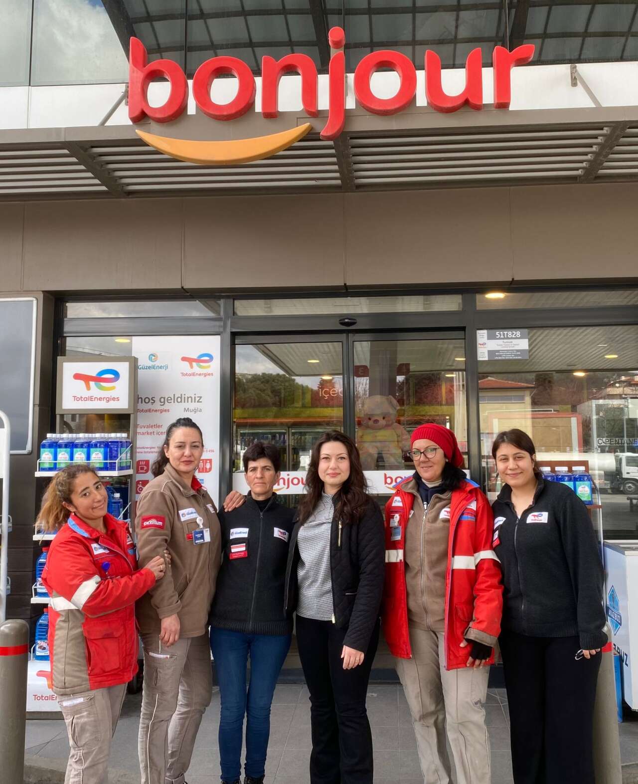 Muğla Menteşe Akaryakıt İstasyonunda Kadın Gücü Öne Çıktı 5